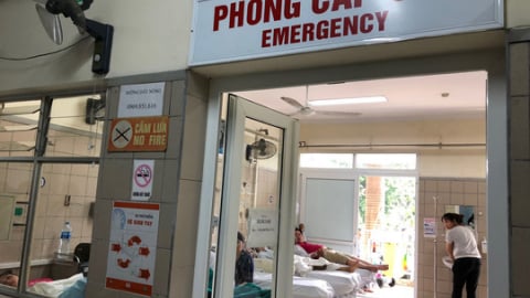 Ngày hít 30 quả bóng cười, thanh niên nhập viện khẩn cấp