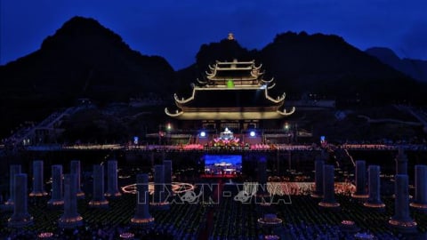 Thiêng liêng đêm hoa đăng cầu nguyện hòa bình thế giới tại Vesak 2019