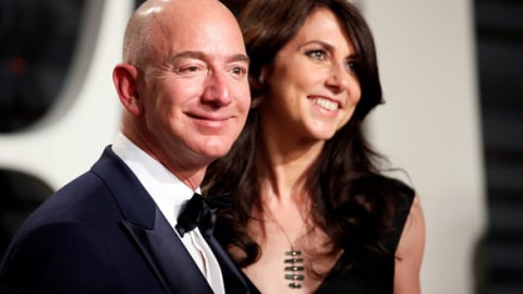 Mất 10 tỉ USD một năm, Jeff Bezos vẫn là người giàu nhất thế giới