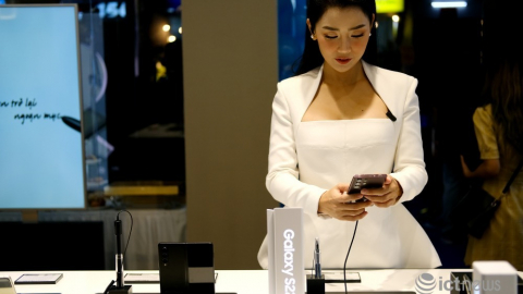Khách Việt không còn phải chờ đến giữa đêm để lấy Samsung Galaxy S22