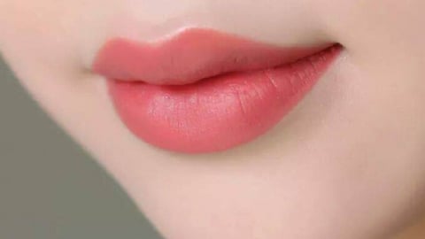 Phân biệt kỹ thuật phun, xăm, thêu và điêu khắc môi