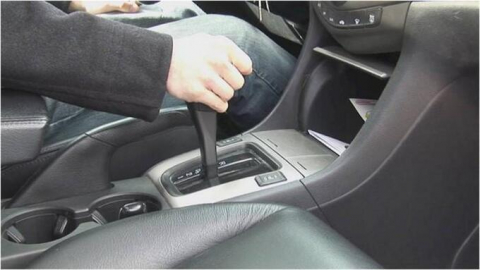 10 thói quen lái xe gây chết người, mất tiền bảo dưỡng