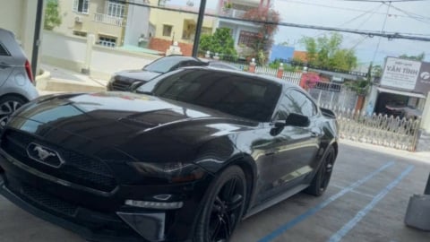 Tạm giữ xe ô tô hiệu Ford Mustang không hóa đơn, chứng từ hợp pháp kèm theo