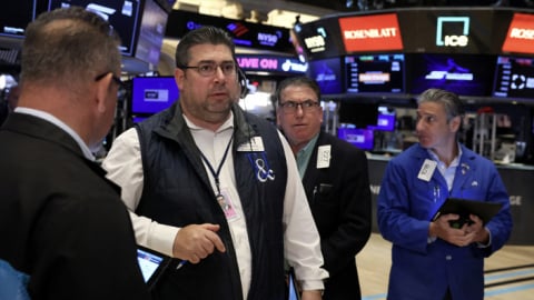 Dow Jones lập kỷ lục mới, giá dầu tăng nhẹ