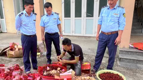 Quảng Bình: Giám sát buộc tiêu hủy hơn 200 đơn vị sản phẩm thực phẩm các loại do nước ngoài sản xuất nhập lậu