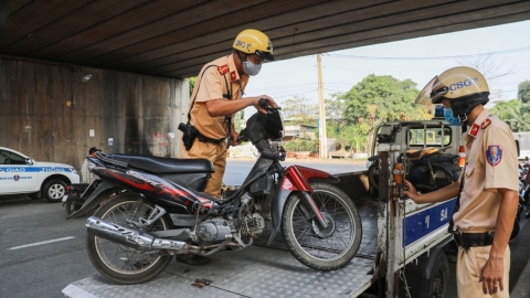 Đi xe máy 'bốc đầu' sẽ bị tịch thu phương tiện