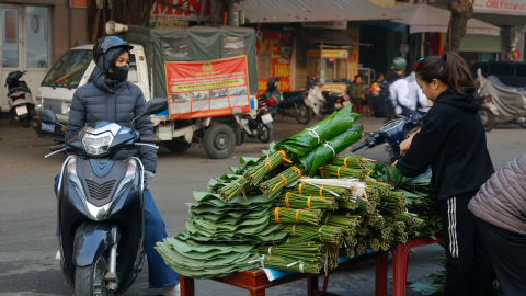 Giá lá dong tăng vọt, người dân dè dặt mua sắm