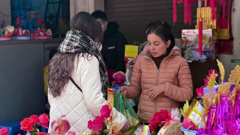 Nô nức đến chùa Hà cầu duyên trước ngày Valentine, dịch vụ sắp lễ đắt hàng