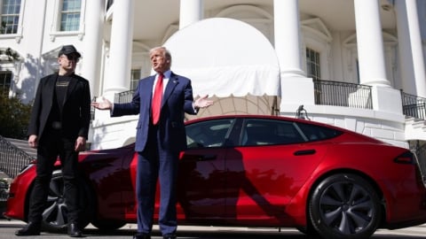 Tổng thống Trump mua xe điện Tesla ngay tại Nhà Trắng 