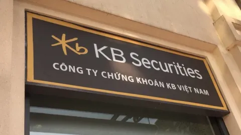 Hàng loạt công ty chứng khoán bị phạt nặng, đình chỉ giao dịch