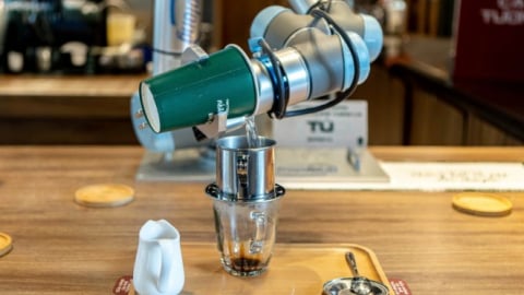 Quán cafe Hà Nội dùng robot pha chế, bưng bê, chụp ảnh cho khách hàng