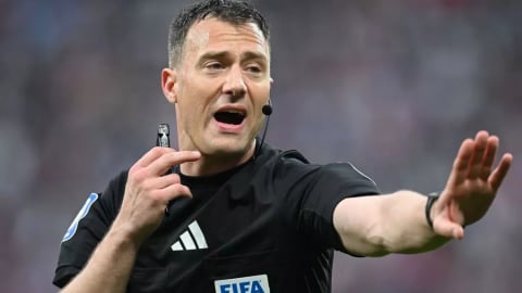 Quá khứ đen tối của trọng tài bắt chính trận lượt về PSG - Arsenal