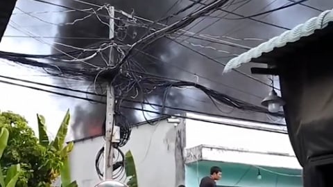 TP HCM: Vựa ve chai ở TP Thủ Đức bốc cháy dữ dội