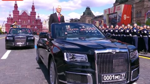 Aurus Senat mui trần xuất hiện tại lễ duyệt binh ở Nga