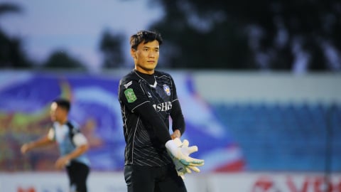 Thủ môn Bùi Tiến Dũng ghi bàn không tưởng