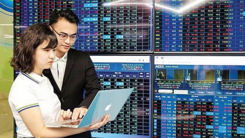 Thị trường chứng khoán 'hưng phấn', VN-Index chạm mốc 1.300 điểm