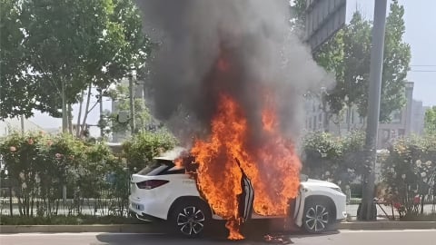 Xe taxi tự lái bất ngờ cháy rụi ở Trung Quốc 