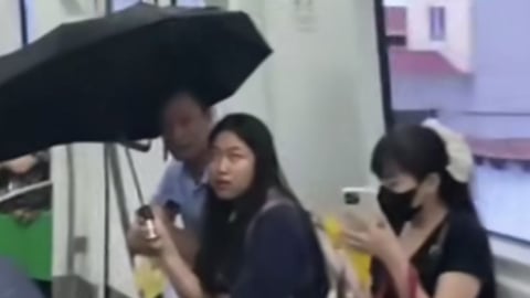 Hanoi Metro xin lỗi sau vụ hành khách mở ô trong toa tàu che nước chảy