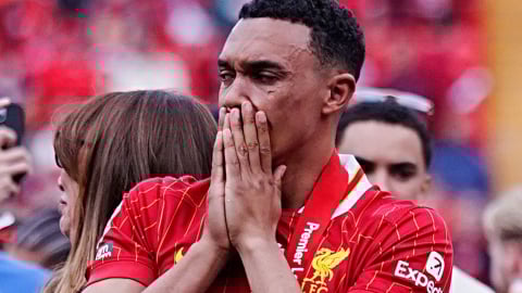 Alexander-Arnold bật khóc trong ngày chia tay Liverpool