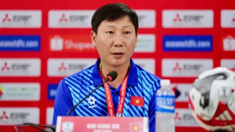 HLV Kim Sang Sik nhận cơn mưa lời khen từ báo chí Đông Nam Á