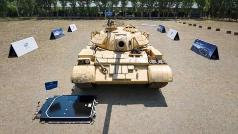 Dùng xe tăng cán qua pin ô tô điện để thử độ an toàn