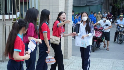 Kỳ thi lớp 10 Hà Nội: Con vào thi, mẹ vẫn chưa thể rời bước
