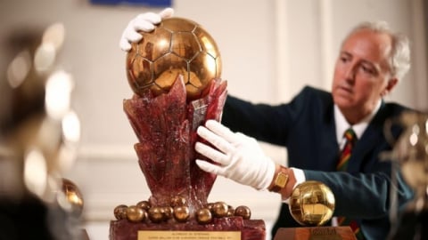 Messi, Ronaldo đứng trước cơ hội nhận Siêu Quả bóng vàng
