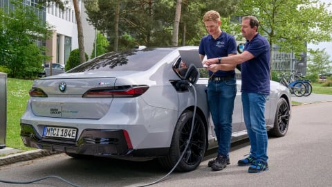 Các hãng ô tô chạy đua phát triển pin thể rắn cho xe điện