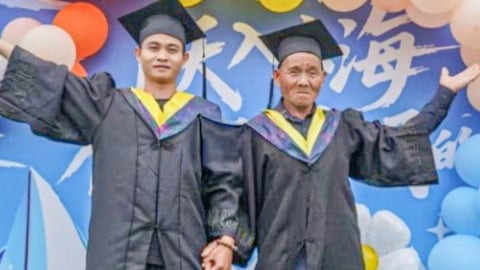 Nam sinh vinh danh cha nghèo tại buổi lễ tốt nghiệp gây xúc động