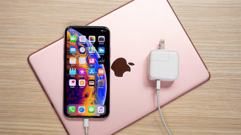 Có nên sạc iPhone bằng bộ sạc MacBook? 