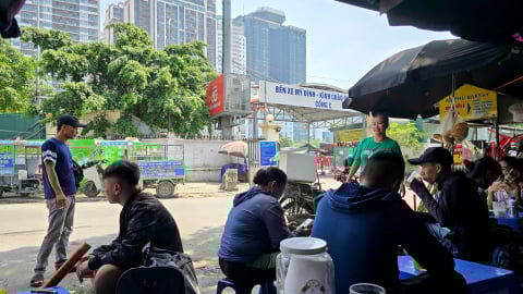 Vỉa hè bến xe Hà Nội vẫn bị 'nuốt chửng'