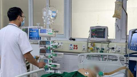 Nam bệnh nhân liệt tứ chi, suy hô hấp sau mũi tiêm giảm đau