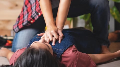 Hô hấp nhân tạo cho người phụ nữ nguy kịch trên phố: Bị cáo buộc sàm sỡ