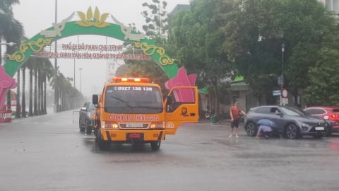 Thanh Hóa: Mưa lớn gây ngập sâu nhiều tuyến đường, giao thông tê liệt