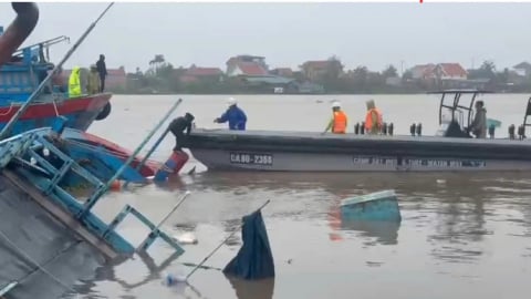 Quảng Ninh: Cứu 9 thuyền viên trên tàu cá lật chìm do bão Wipha