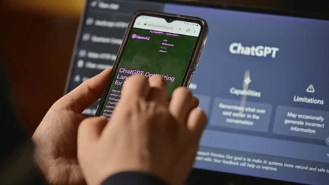 ChatGPT xử lý 2,5 tỷ yêu cầu mỗi ngày, thách thức vị thế của Google