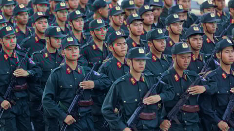 Chiến sĩ Công an Hà Nội 'đội' nắng nóng 40 độ luyện diễu binh