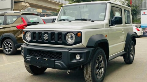 Suzuki Jimny giảm giá 'sốc' gần 200 triệu đồng