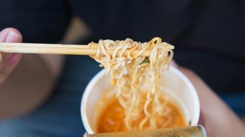 Thiếu niên 13 tuổi tử vong vì ăn mì ăn liền sống