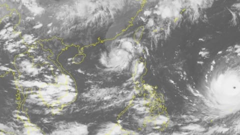 Thông tin mới nhất cơn bão số 5 năm 2018: Tâm bão gần Quảng Ninh, gió giật cấp 12