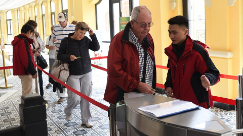 Lại 'mỏi cổ' ngóng visa cho khách Tây Âu