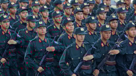 Chiến sĩ Công an Hà Nội 'đội' nắng nóng 40 độ luyện diễu binh