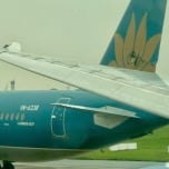 Hai máy bay Vietnam Airlines va quệt tại Nội Bài