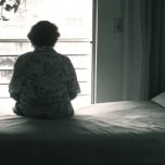 Nam y tá 28 tuổi xâm hại hàng loạt cụ bà liệt giường