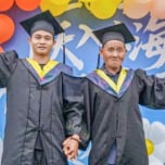 Nam sinh vinh danh cha nghèo tại buổi lễ tốt nghiệp gây xúc động