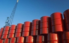 Giá dầu giảm hơn 2% do lo ngại nguồn cung dư thừa