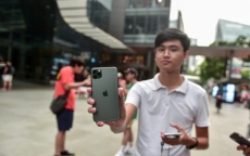 Các Youtuber Việt Nam đua nhau review iPhone 11 'ngay và luôn' tại Apple Store Singapore