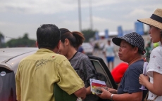 Vé 'chợ đen' trận Việt Nam đấu Thái Lan: 'Mai mua thì rẻ'