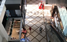 Dịch Corona: Siêu thị vẫn đông đúc, trung tâm thương mại vắng vẻ