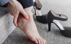 Phụ nữ dễ bị tổn thương do đi giầy cao gót